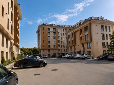 Property building, Day, Neighbourhood, City view, Street view, Location, Parking