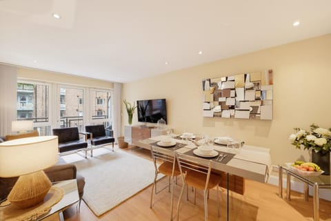 Communal lounge/ TV room, TV and multimedia, Living room, Seating area, Dining area, Evening entertainment