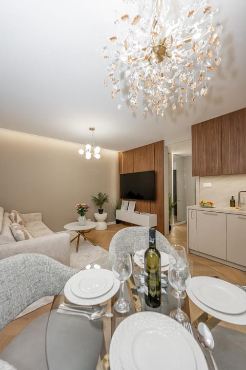 TV and multimedia, Kitchen or kitchenette, Living room, Seating area, Dining area