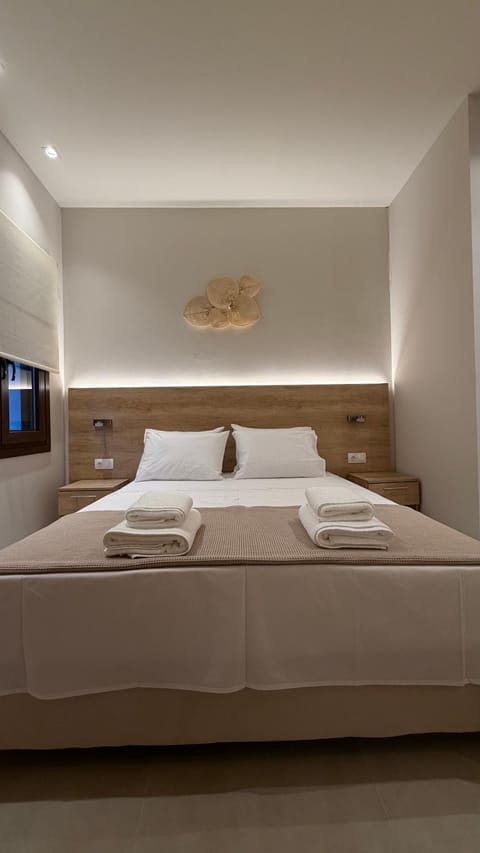 Bed, towels