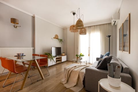 Communal lounge/ TV room, TV and multimedia, Living room, Seating area, Dining area