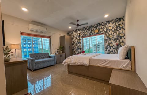 Bed, Photo of the whole room, Seating area, Bedroom