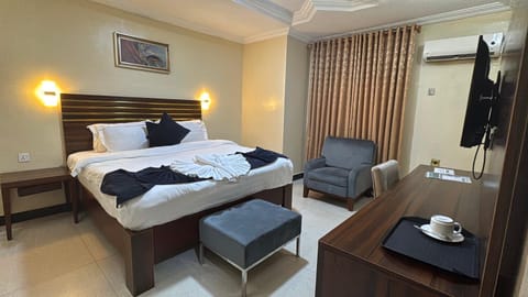 Bed, TV and multimedia, Seating area, air conditioner
