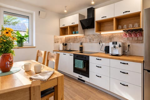 Coffee/tea facilities, Kitchen or kitchenette, Dining area, dishwasher, minibar, oven, pet friendly, stove, toaster