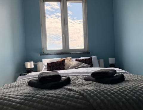 Bed, Photo of the whole room, Bedroom, towels