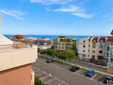 Property building, Day, Neighbourhood, Natural landscape, Bird's eye view, City view, Sea view, Street view, Location, Parking