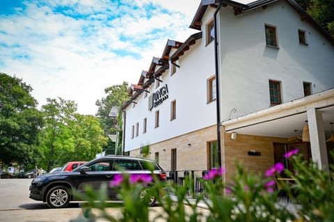 Property building, Day, Street view, Location