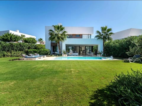 Property building, Garden, Pool view, Swimming pool, sunbed