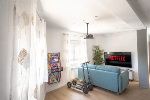 Communal lounge/ TV room, TV and multimedia, Living room, Seating area, Evening entertainment