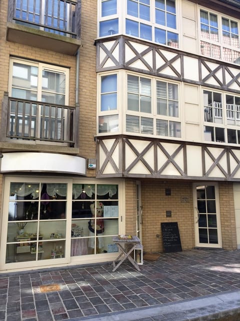 Property building, Breakfast, Continental breakfast, English/Irish breakfast, American breakfast, Drinks, Alcoholic drinks, Non alcoholic drinks