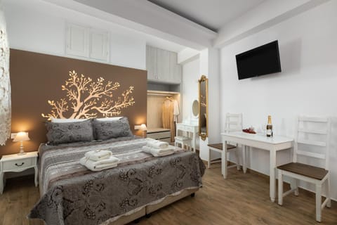 Staff, Bed, TV and multimedia, Living room, Photo of the whole room, Seating area, Bedroom