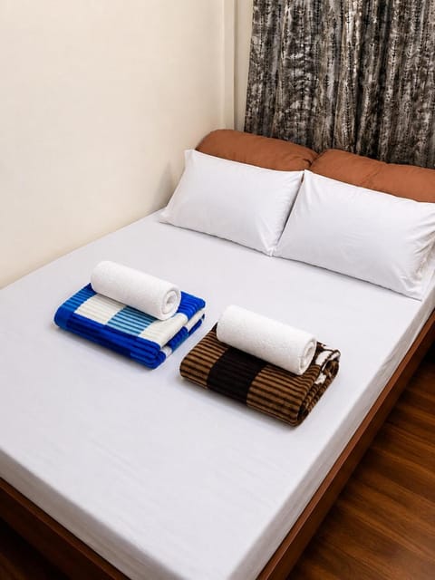 Bed, Bedroom, towels