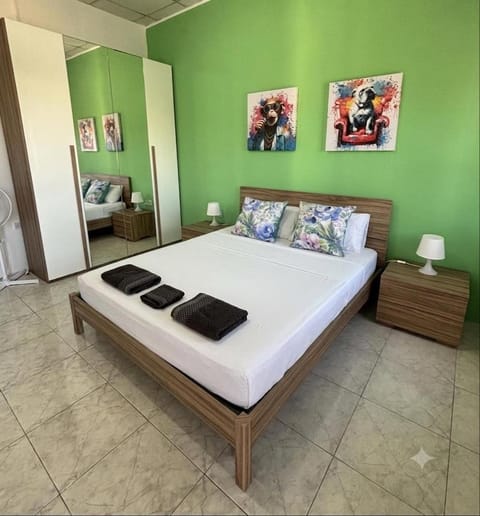 Bed, Bedroom, towels