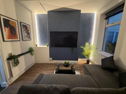 Communal lounge/ TV room, TV and multimedia, Living room, Seating area, Evening entertainment