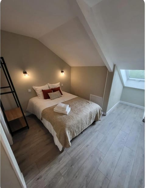 Bed, Photo of the whole room, Bedroom, towels