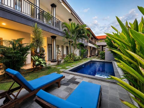 Property building, Day, Garden, Swimming pool, Swimming pool, sunbed