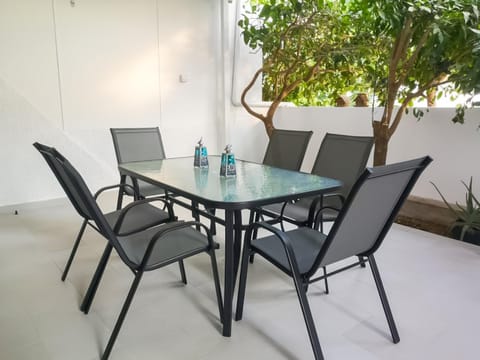 Patio, Day, Dining area