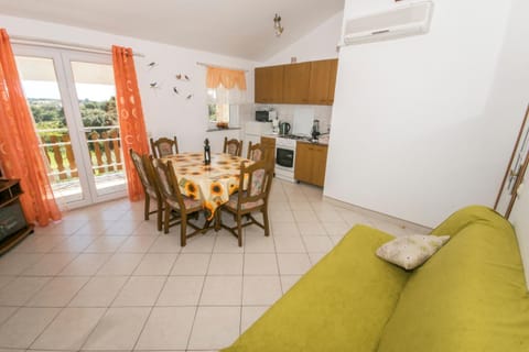 Kitchen or kitchenette, Living room, Seating area, Dining area, oven, stove