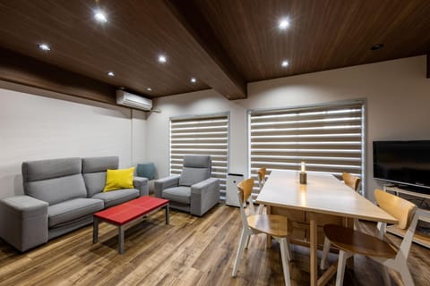 Communal lounge/ TV room, Living room, Seating area, Dining area, Evening entertainment