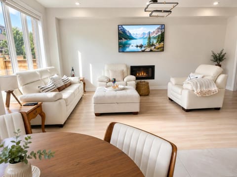 TV and multimedia, Living room, Seating area, fireplace