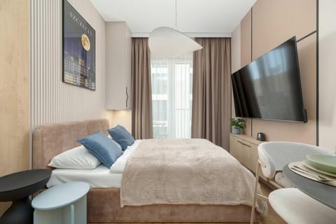 Bed, TV and multimedia, Living room, Photo of the whole room, Seating area, Evening entertainment, Bedroom
