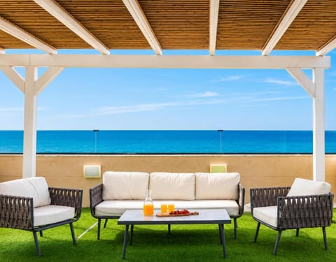View (from property/room), Balcony/Terrace, Seating area, Dining area, Sea view, sunbed