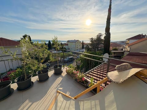Day, Natural landscape, View (from property/room), Balcony/Terrace, Seating area, Dining area, Sea view