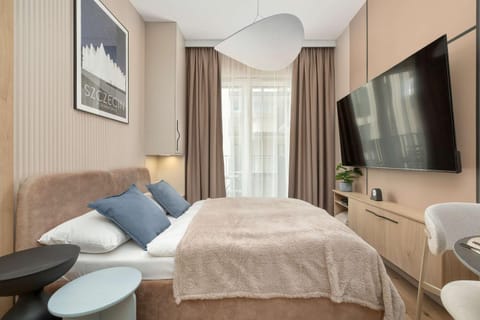 Bed, TV and multimedia, Living room, Photo of the whole room, Seating area, Evening entertainment