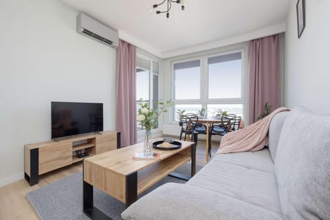 TV and multimedia, Living room, Seating area, Evening entertainment