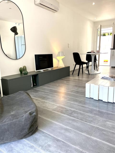 TV and multimedia, Living room, Seating area, air conditioner