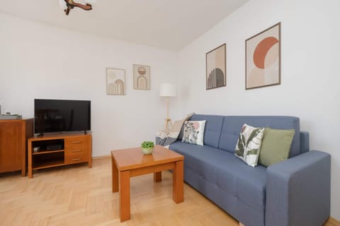 TV and multimedia, Living room, Seating area, Evening entertainment