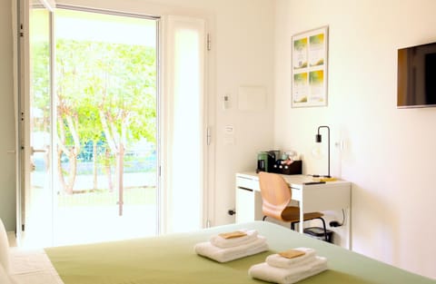 Garden, TV and multimedia, Photo of the whole room, Bedroom, Garden view, towels