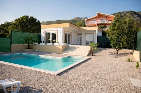 Property building, Patio, Day, Pool view, Swimming pool, Swimming pool, Parking, sunbed