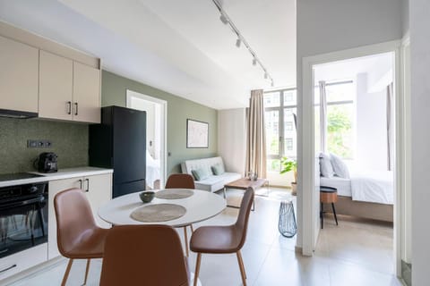 Kitchen or kitchenette, Living room, Seating area, Dining area, oven, stove