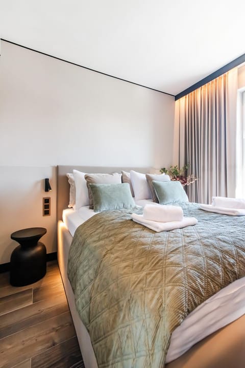 Bed, Photo of the whole room, Bedroom, towels