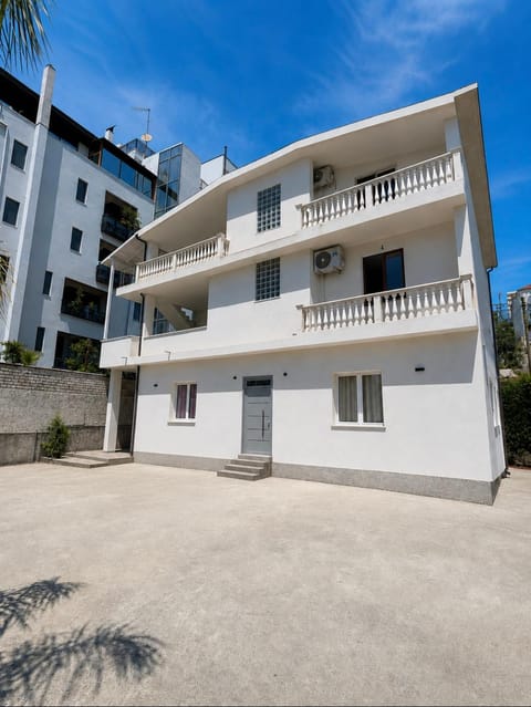 Property building, Neighbourhood, View (from property/room), Balcony/Terrace