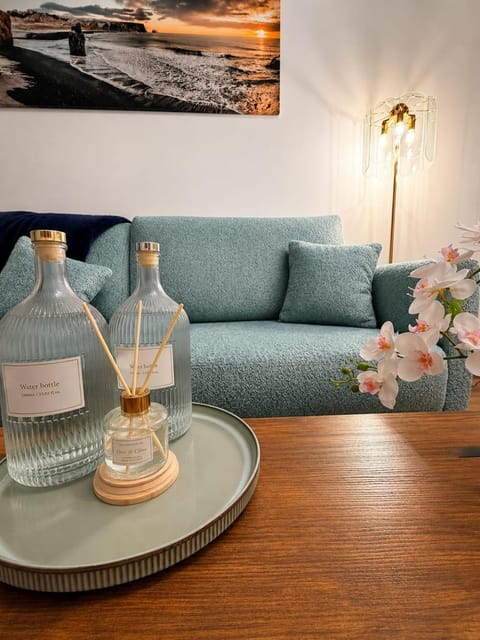 Living room, Photo of the whole room, Decorative detail