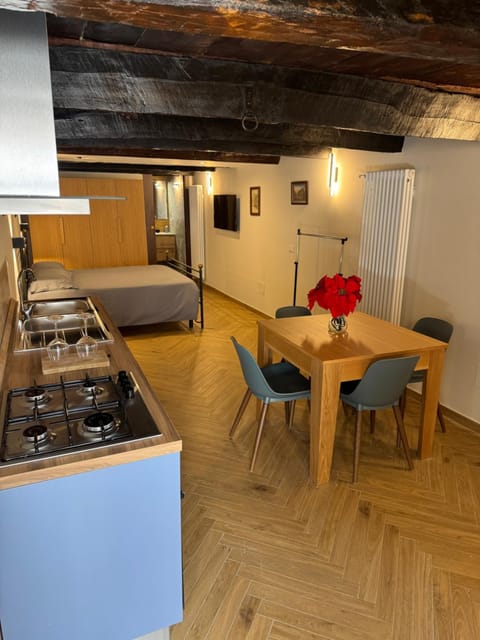 Kitchen or kitchenette, Seating area