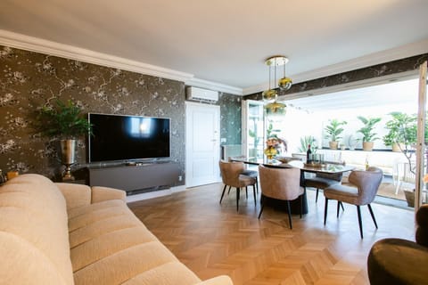 Communal lounge/ TV room, TV and multimedia, Living room, Seating area, Dining area, Evening entertainment