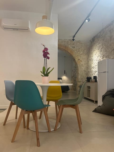 Kitchen or kitchenette, Living room, Seating area, Dining area, air conditioner