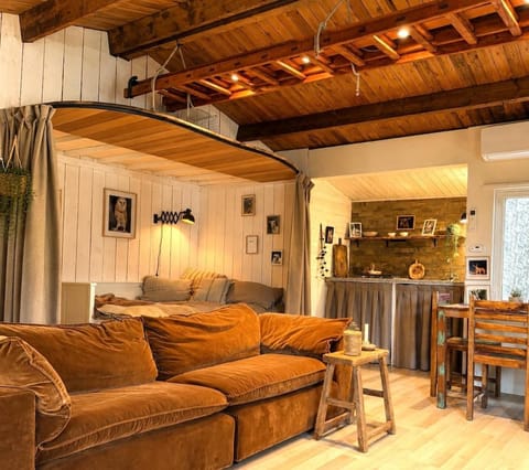 Kitchen or kitchenette, Seating area