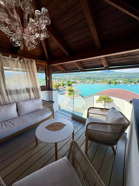 Balcony/Terrace, Balcony/Terrace, Seating area, Lake view