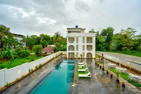 Property building, Balcony/Terrace, Garden view, Pool view, Swimming pool, Parking, sunbed