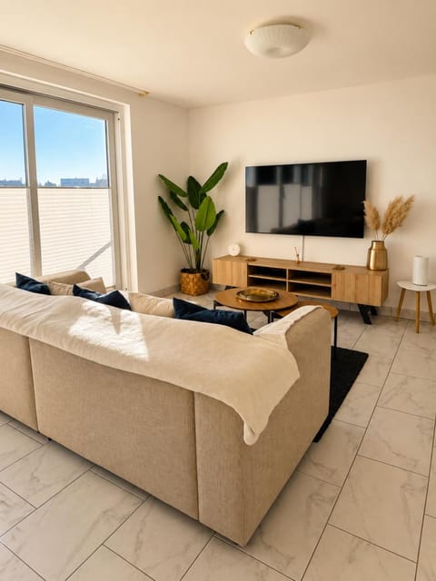 Bed, TV and multimedia, Living room