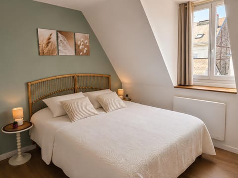 Bed, Photo of the whole room, Decorative detail, Bedroom, heating, internet