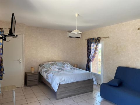 Bed, TV and multimedia, Bedroom