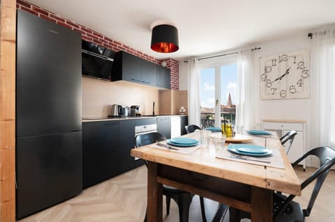 Kitchen or kitchenette, Dining area, stove