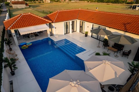 Property building, Patio, Day, Pool view, Swimming pool, sunbed