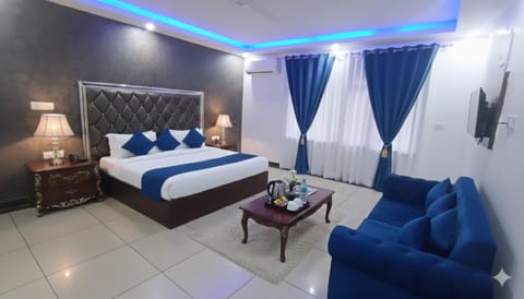 Bed, Living room, Photo of the whole room, Seating area, Bedroom