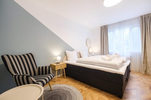 Bed, Photo of the whole room, Seating area, Bedroom